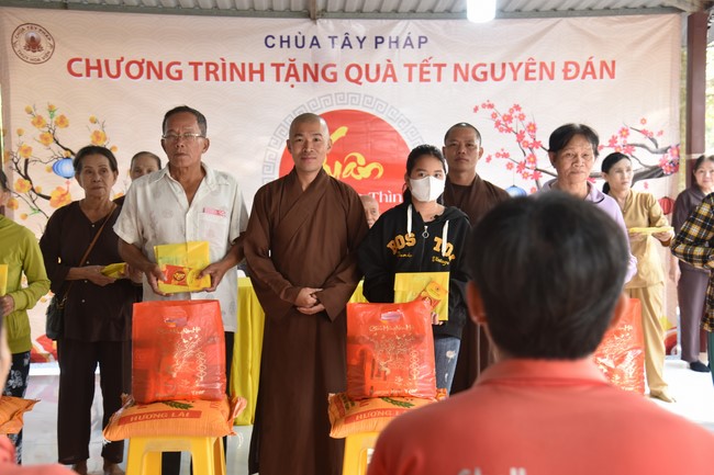 Tặng quà cho các gia đình có hoàn cảnh khó khăn tại chùa Tâm Pháp, chùa Pháp Hòa - Bình Phước, chùa Tây Pháp – Tây Ninh