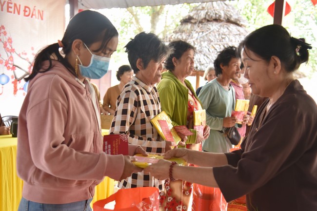 Tặng quà cho các gia đình có hoàn cảnh khó khăn tại chùa Tâm Pháp, chùa Pháp Hòa - Bình Phước, chùa Tây Pháp – Tây Ninh