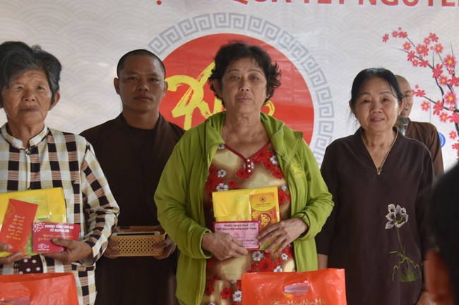 Tặng quà cho các gia đình có hoàn cảnh khó khăn tại chùa Tâm Pháp, chùa Pháp Hòa - Bình Phước, chùa Tây Pháp – Tây Ninh