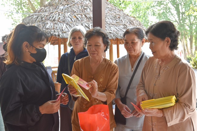 Tặng quà cho các gia đình có hoàn cảnh khó khăn tại chùa Tâm Pháp, chùa Pháp Hòa - Bình Phước, chùa Tây Pháp – Tây Ninh
