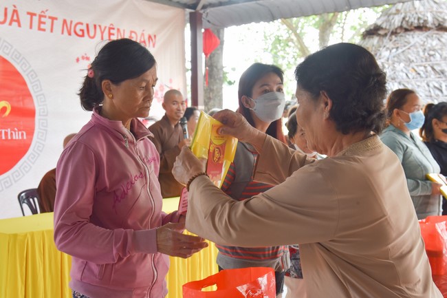 Tặng quà cho các gia đình có hoàn cảnh khó khăn tại chùa Tâm Pháp, chùa Pháp Hòa - Bình Phước, chùa Tây Pháp – Tây Ninh