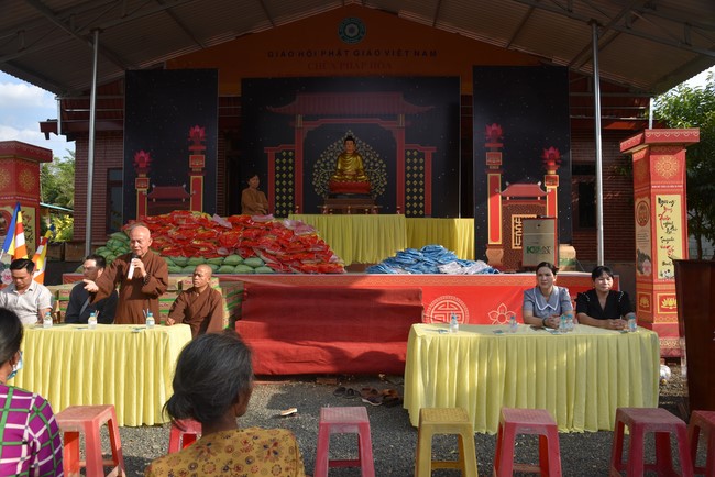 Tặng quà cho các gia đình có hoàn cảnh khó khăn tại chùa Tâm Pháp, chùa Pháp Hòa - Bình Phước, chùa Tây Pháp – Tây Ninh