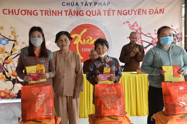 Tặng quà cho các gia đình có hoàn cảnh khó khăn tại chùa Tâm Pháp, chùa Pháp Hòa - Bình Phước, chùa Tây Pháp – Tây Ninh