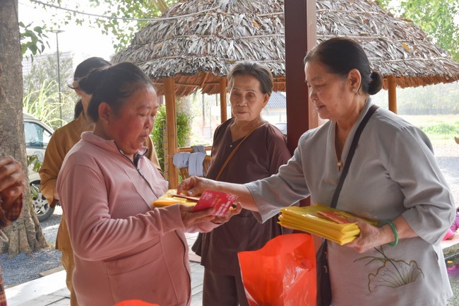 Tặng quà cho các gia đình có hoàn cảnh khó khăn tại chùa Tâm Pháp, chùa Pháp Hòa - Bình Phước, chùa Tây Pháp – Tây Ninh