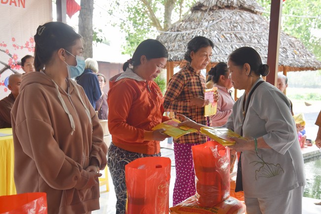 Tặng quà cho các gia đình có hoàn cảnh khó khăn tại chùa Tâm Pháp, chùa Pháp Hòa - Bình Phước, chùa Tây Pháp – Tây Ninh