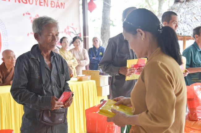 Tặng quà cho các gia đình có hoàn cảnh khó khăn tại chùa Tâm Pháp, chùa Pháp Hòa - Bình Phước, chùa Tây Pháp – Tây Ninh