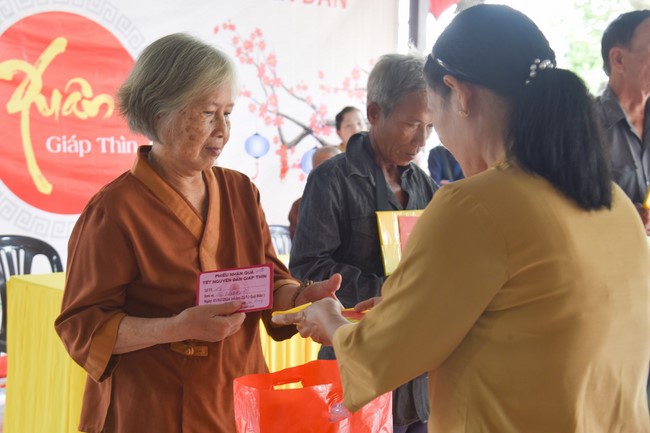 Tặng quà cho các gia đình có hoàn cảnh khó khăn tại chùa Tâm Pháp, chùa Pháp Hòa - Bình Phước, chùa Tây Pháp – Tây Ninh