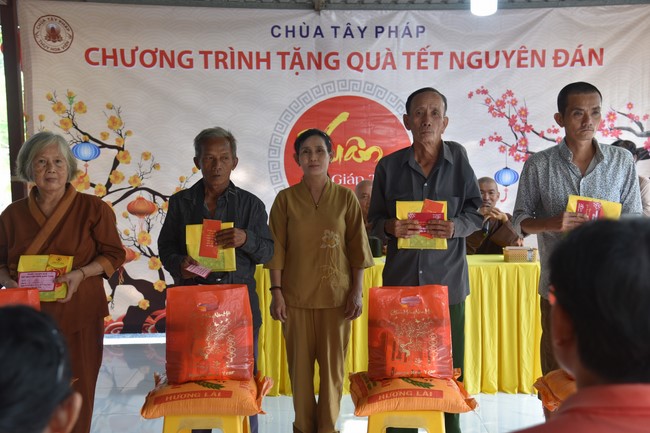 Tặng quà cho các gia đình có hoàn cảnh khó khăn tại chùa Tâm Pháp, chùa Pháp Hòa - Bình Phước, chùa Tây Pháp – Tây Ninh