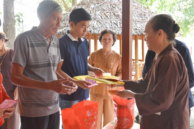 Tặng quà cho các gia đình có hoàn cảnh khó khăn tại chùa Tâm Pháp, chùa Pháp Hòa - Bình Phước, chùa Tây Pháp – Tây Ninh