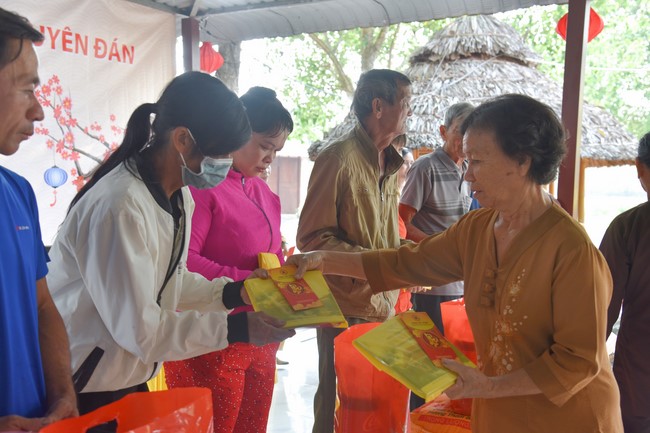 Tặng quà cho các gia đình có hoàn cảnh khó khăn tại chùa Tâm Pháp, chùa Pháp Hòa - Bình Phước, chùa Tây Pháp – Tây Ninh
