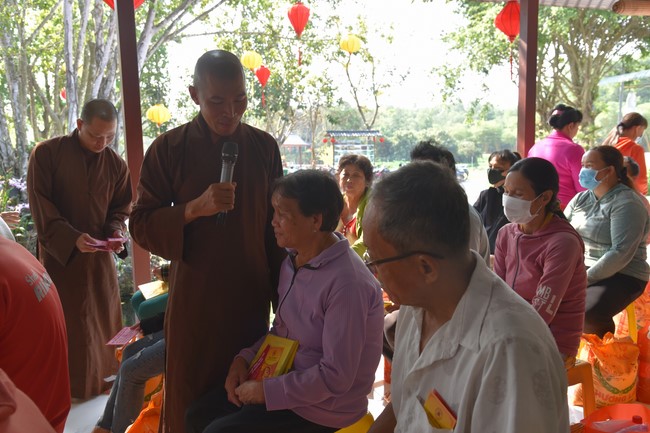 Tặng quà cho các gia đình có hoàn cảnh khó khăn tại chùa Tâm Pháp, chùa Pháp Hòa - Bình Phước, chùa Tây Pháp – Tây Ninh