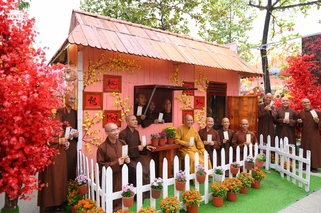 Welcome the Spring beside the Master