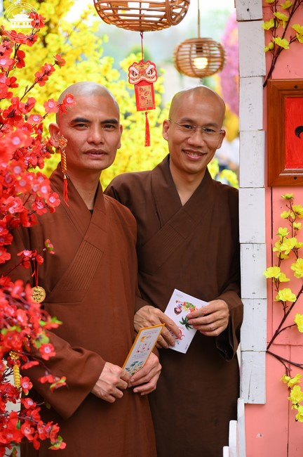 Welcome the Spring beside the Master