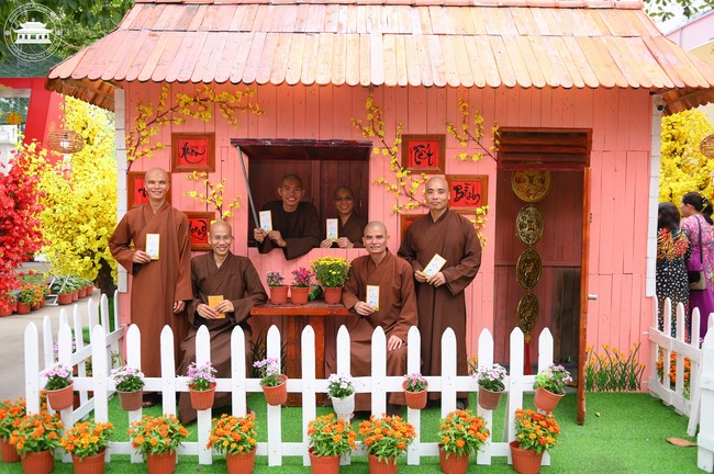 Welcome the Spring beside the Master