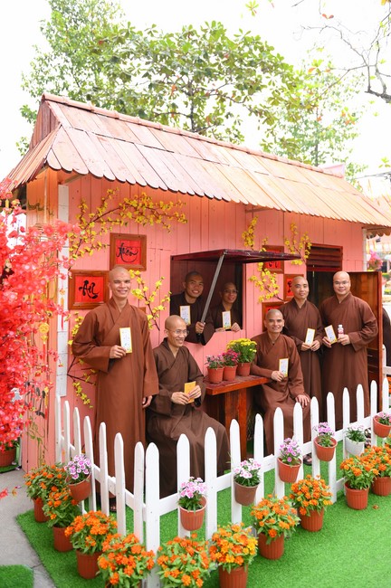 Welcome the Spring beside the Master