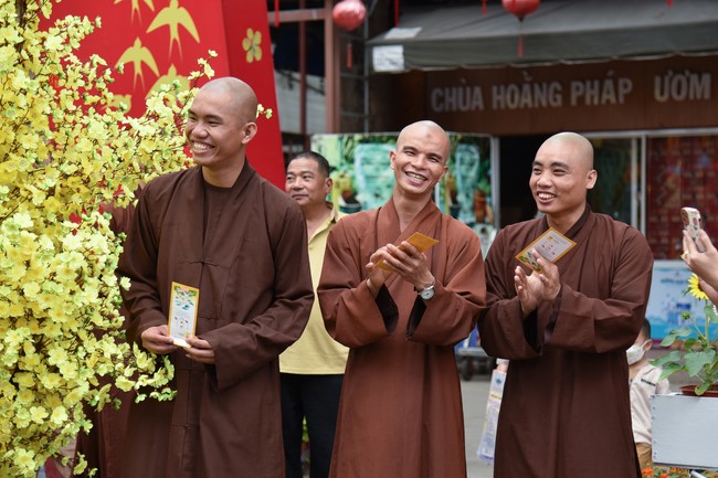 Welcome the Spring beside the Master