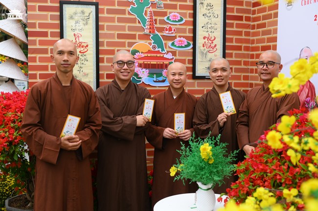 Welcome the Spring beside the Master