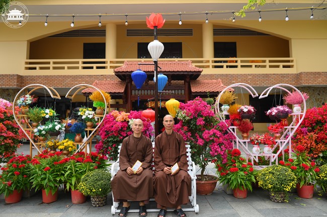 Welcome the Spring beside the Master