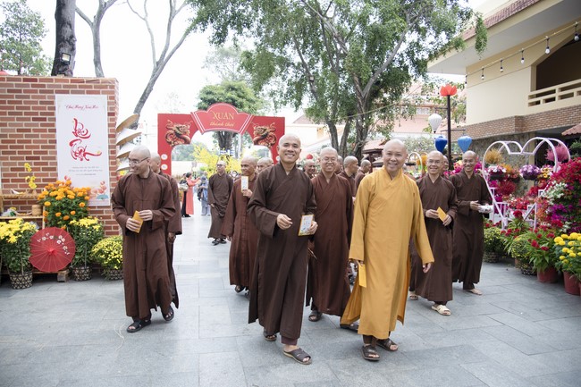 Welcome the Spring beside the Master