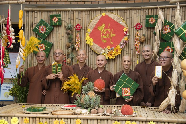 Welcome the Spring beside the Master