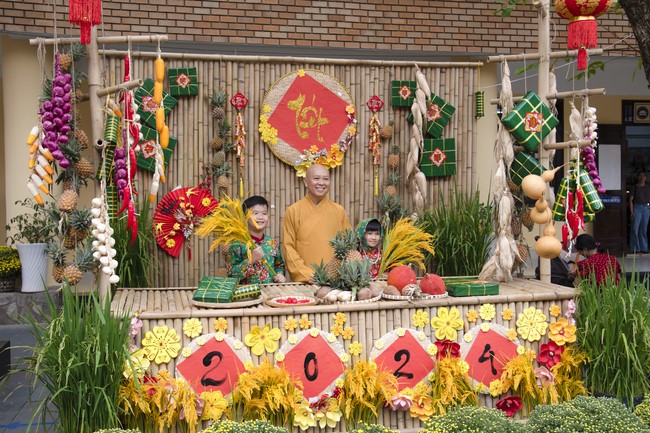 Welcome the Spring beside the Master