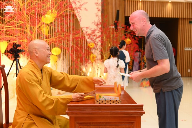 Welcome the Spring beside the Master