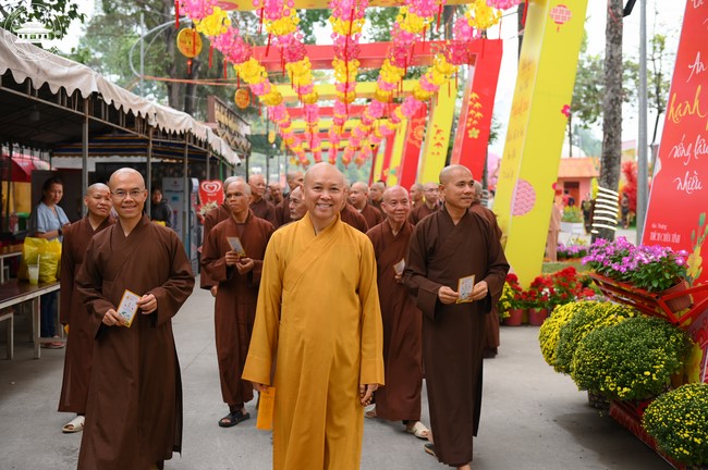 Welcome the Spring beside the Master