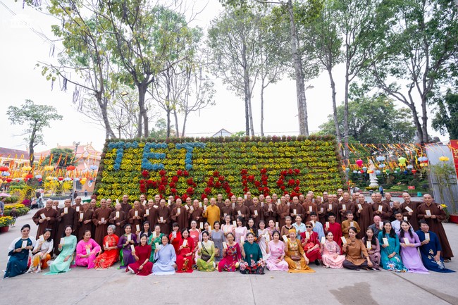 Welcome the Spring beside the Master