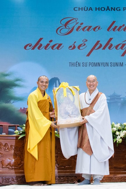 Visiting and preaching a Dharma talk at Hoang Phap pagoda of Ven. Pomnyun Sunim and Sr Giac Le Hieu