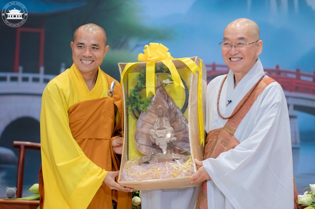 Visiting and preaching a Dharma talk at Hoang Phap pagoda of Ven. Pomnyun Sunim and Sr Giac Le Hieu