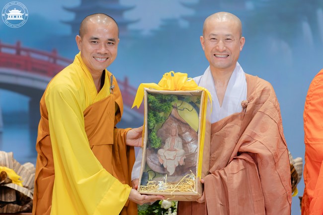 Visiting and preaching a Dharma talk at Hoang Phap pagoda of Ven. Pomnyun Sunim and Sr Giac Le Hieu