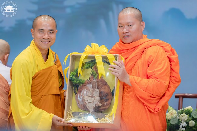 Visiting and preaching a Dharma talk at Hoang Phap pagoda of Ven. Pomnyun Sunim and Sr Giac Le Hieu
