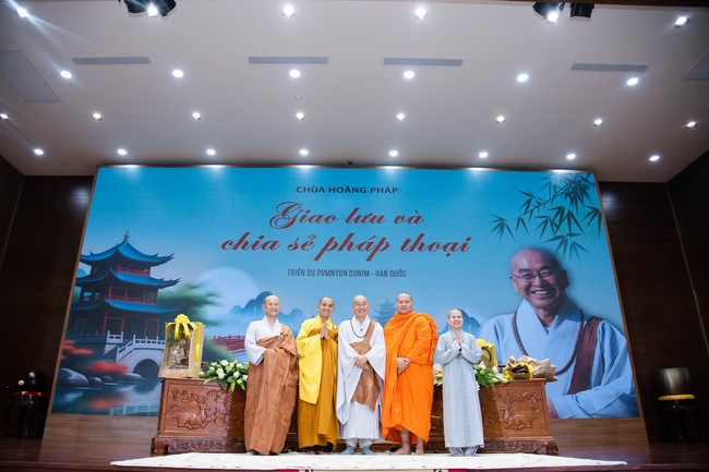 Visiting and preaching a Dharma talk at Hoang Phap pagoda of Ven. Pomnyun Sunim and Sr Giac Le Hieu