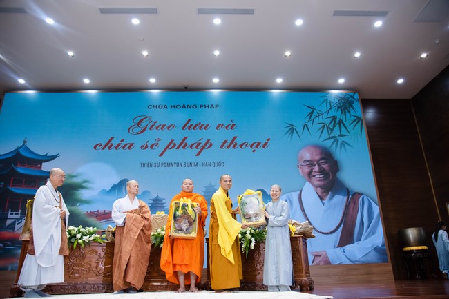 Visiting and preaching a Dharma talk at Hoang Phap pagoda of Ven. Pomnyun Sunim and Sr Giac Le Hieu