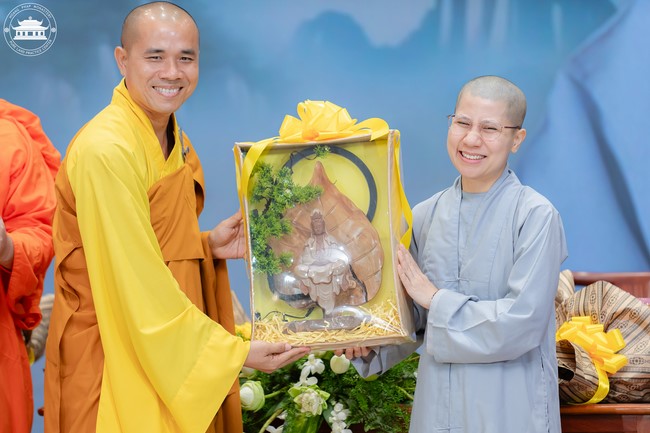 Visiting and preaching a Dharma talk at Hoang Phap pagoda of Ven. Pomnyun Sunim and Sr Giac Le Hieu