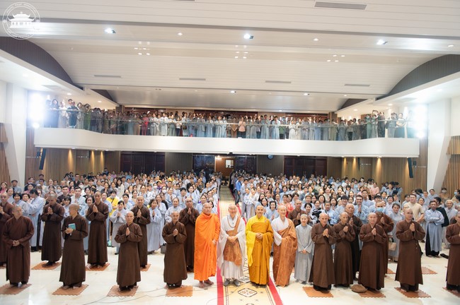 Visiting and preaching a Dharma talk at Hoang Phap pagoda of Ven. Pomnyun Sunim and Sr Giac Le Hieu