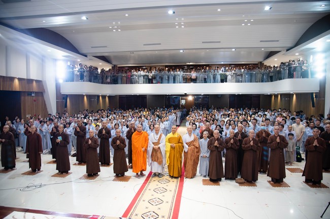 Visiting and preaching a Dharma talk at Hoang Phap pagoda of Ven. Pomnyun Sunim and Sr Giac Le Hieu