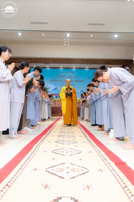 Visiting and preaching a Dharma talk at Hoang Phap pagoda of Ven. Pomnyun Sunim and Sr Giac Le Hieu