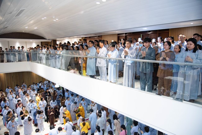 Visiting and preaching a Dharma talk at Hoang Phap pagoda of Ven. Pomnyun Sunim and Sr Giac Le Hieu
