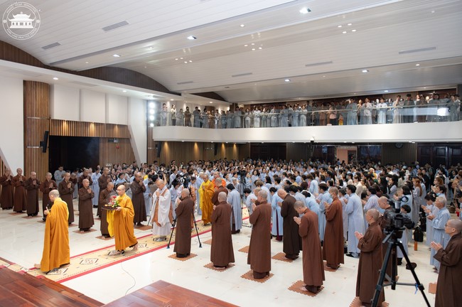 Visiting and preaching a Dharma talk at Hoang Phap pagoda of Ven. Pomnyun Sunim and Sr Giac Le Hieu