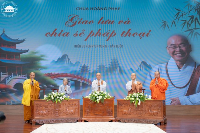 Visiting and preaching a Dharma talk at Hoang Phap pagoda of Ven. Pomnyun Sunim and Sr Giac Le Hieu