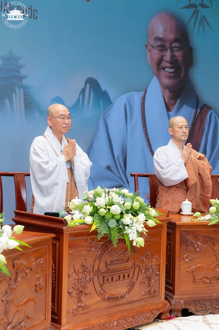 Visiting and preaching a Dharma talk at Hoang Phap pagoda of Ven. Pomnyun Sunim and Sr Giac Le Hieu
