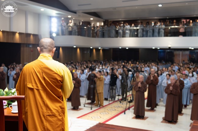 Visiting and preaching a Dharma talk at Hoang Phap pagoda of Ven. Pomnyun Sunim and Sr Giac Le Hieu