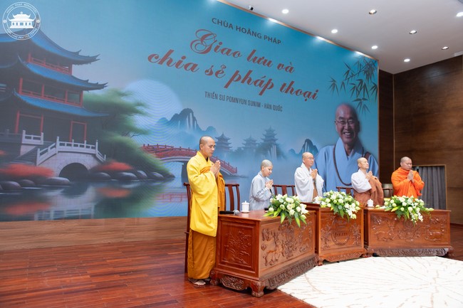 Visiting and preaching a Dharma talk at Hoang Phap pagoda of Ven. Pomnyun Sunim and Sr Giac Le Hieu