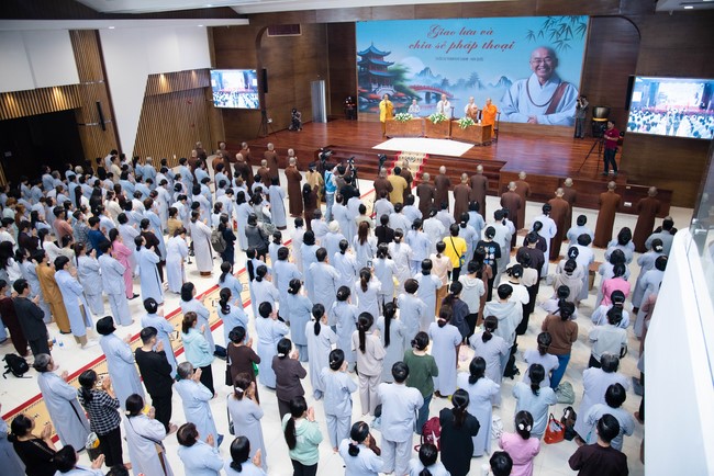 Visiting and preaching a Dharma talk at Hoang Phap pagoda of Ven. Pomnyun Sunim and Sr Giac Le Hieu