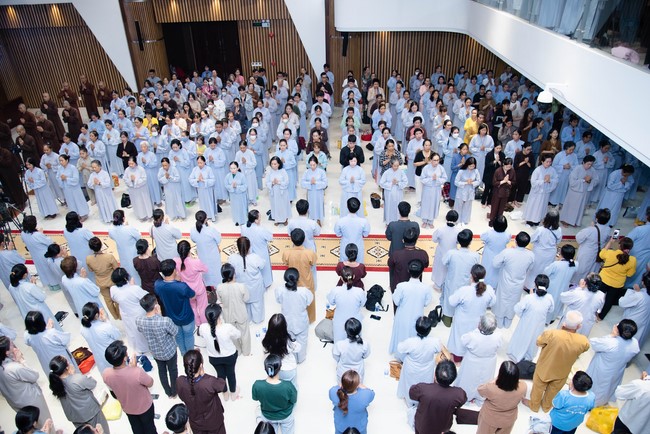 Visiting and preaching a Dharma talk at Hoang Phap pagoda of Ven. Pomnyun Sunim and Sr Giac Le Hieu