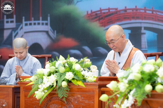 Visiting and preaching a Dharma talk at Hoang Phap pagoda of Ven. Pomnyun Sunim and Sr Giac Le Hieu