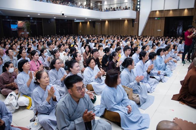 Visiting and preaching a Dharma talk at Hoang Phap pagoda of Ven. Pomnyun Sunim and Sr Giac Le Hieu