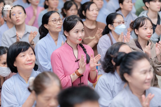 Visiting and preaching a Dharma talk at Hoang Phap pagoda of Ven. Pomnyun Sunim and Sr Giac Le Hieu