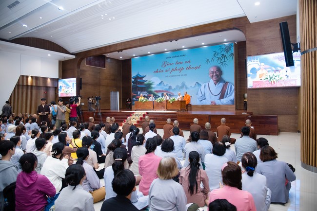Visiting and preaching a Dharma talk at Hoang Phap pagoda of Ven. Pomnyun Sunim and Sr Giac Le Hieu